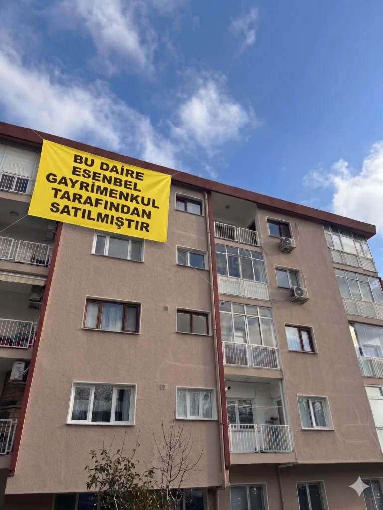 Koşuyolu'ndaki bu ferah daire sahibine Esenbel Gayrimenkul güvencesiyle kavuştu.